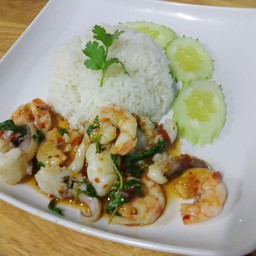 ข้าวกะเพรากุ้งปลาหมึก