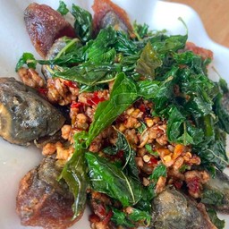 ไข่เยี่ยวม้ากระเพรากรอบ