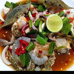 ยำปูม้ากุ้งสด