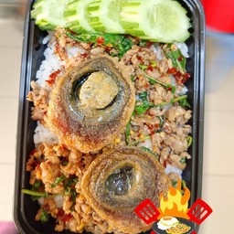 ข้าวกะเพราหมูสับไข่เยี่ยวม้า