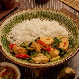 ไทยแท้ผัดคะน้าเต้าหู้ไข่ทอด