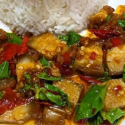 ร้านสาวปากแดง (ลาบยโส)