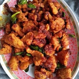 ผัดผงกระหรี่ ไก่กรอบ ราดข้าว