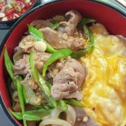 หมูหมักนุ่มผัดพริกสด ไข่ขยี้