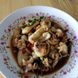 กะเพราปลาหมึกเป็นกับ