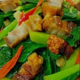 คะน้าหมูกรอบ(กับข้าว)