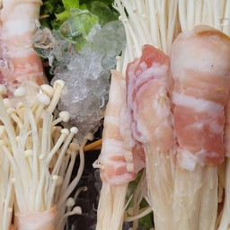 หมูสามชั้นพันเห็ดเข็มทอง (ชาบู)