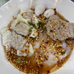 เส้นใหญ่เกี้ยวหมูเด้งต้มยำ