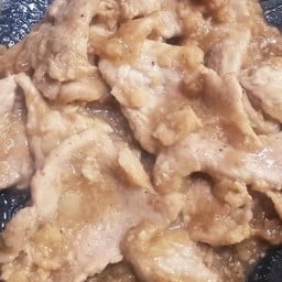 หมูกระเทียมราดข้าว