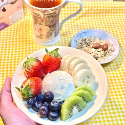 Greek Yoghurt x Fruit (กรีกโยเกิร์ตพร้อมผลไม้สด)