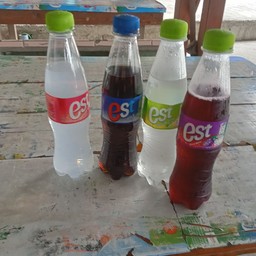น้ำอัดลมขวดพลาสติก เอสดำ  เอสเลมอนมะนาว เอสองุ่น เอสลิ้นจี่ เอสเขียว ขวดละ