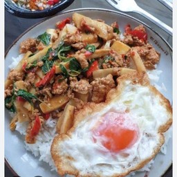 กะเพราหมูสับหน่อไม้ดอง+ไข่ดาว