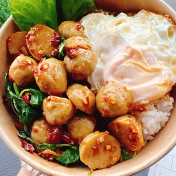 กะเพราลูกชิ้น+ไข่ดาว