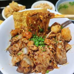 ก๋วยเตี๋ยวเส้นคลุกทรงเครื่อง