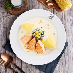 ข้าวห่อไข่หน้าแซลมอนย่าง ผักโขมและข้าวโพดราดครีมซอส