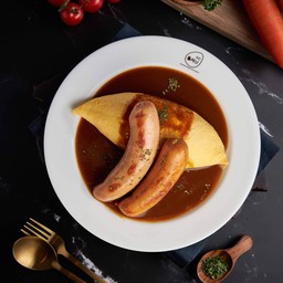 ข้าวห่อไข่หน้าไส้กรอกย่างราดซอสเดมิกลาส