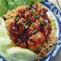 ผัดมาม่าไก่กรอบซอสเผ็ดเกาหลี