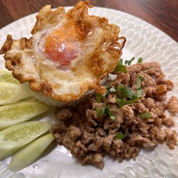 ไก่กระเทียมพริกไทย + ไข่ดาว