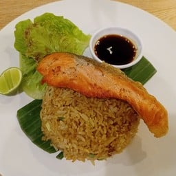 ข้าวผัดกระเทียมปลาแซลมอนย่าง