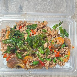 กระเพราไข่เยี่ยวม้าหมูสับ