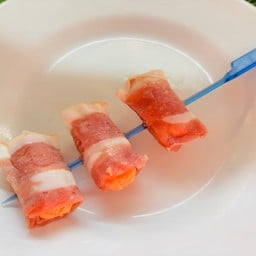 พันเบคอนหมูพันไส้กรอก(หมู)