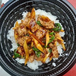 ข้าวผัดกระเพาเนื้อใส่หน่อไม้