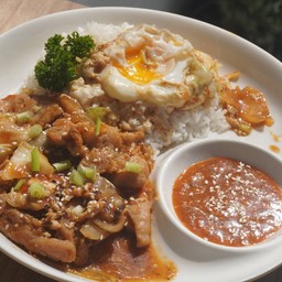 เนื้อกาโฮลิค BEEF STIR FRIED WITH GARHOLIC SAUCE+RICE