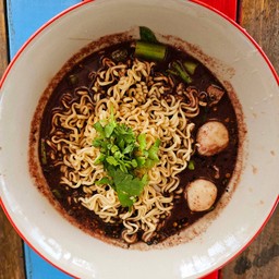 เส้นมาม่า น้ำตก น้ำใส ต้มยำ หมู