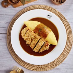 ข้าวห่อไข่หน้าหมูทอดราดซอสแกงกะหรี่