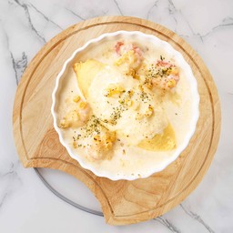 ข้าวห่อไข่หน้ากุ้ง และข้าวโพดราดครีมซอสอบชีส