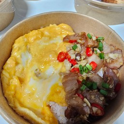 ข้าวไข่ข้นสามชั้นผัดพริกเกลือ