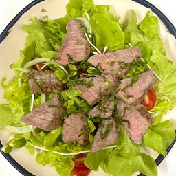 สลัดเนื้อย่าง