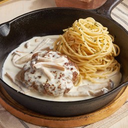 (เนื้อ) สปาเก็ตตี้หน้าเบอร์เกอร์และเห็ดรวมราดครีมซอส