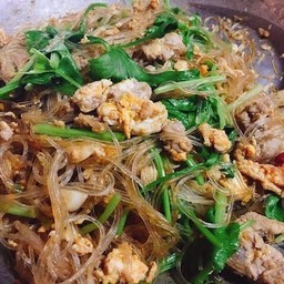 วุ้นเส้นเหนียวนุ่มผัดซีอิ๊วหมูหมักใส่ยอดคะน้า