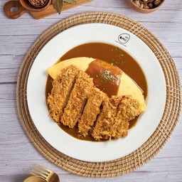 ข้าวห่อไข่หน้าไก่ทอดราดซอสแกงกะหรี่