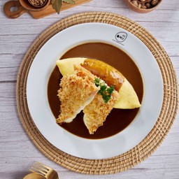 ข้าวห่อไข่หน้าแฮมสอดไส้ชีสทอดราดซอสแกงกะหรี่