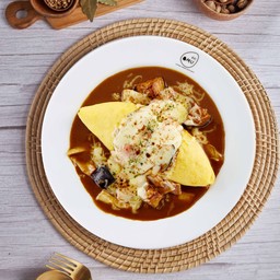 ข้าวห่อไข่หน้าเห็ด ชีส เบคอน และมะเขือม่วง ราดซอสแกงกะหรี่