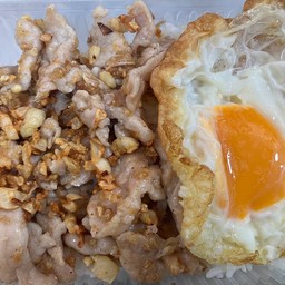 ข้าวหมูหมักทอดน้ำปลา (หมูชิ้น)