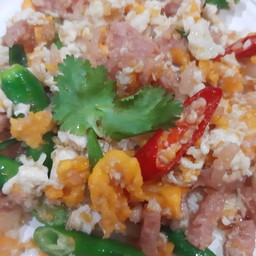 แหนมคั่วไข่ (กับข้าว)