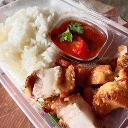 ข้าวหมูกรอบซอสพะแนง