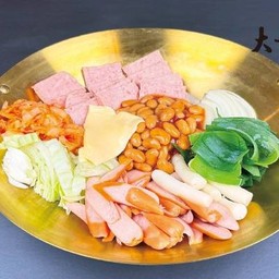 ซุปกิมจิหม้อไฟใส่ไส้กรอกและแฮมㅣ 부대찌개