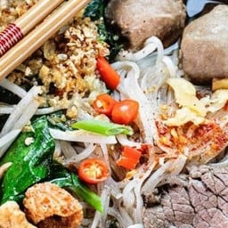 ก๋วยเตี๋ยวเรือหมื่นลี้  หน้าประตู ม.
