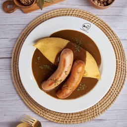 ข้าวห่อไข่หน้าไส้กรอกย่างราดซอสแกงกะหรี่