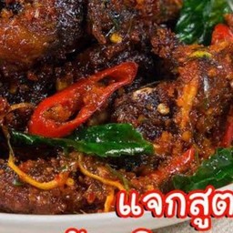 ปลาดุกผัดพริกแกง
