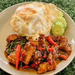 กะเพราหมูกรอบไข่ดาว