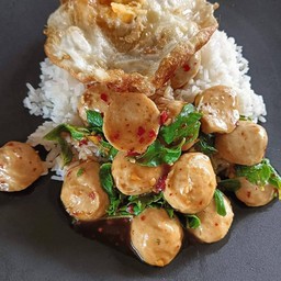 ผัดกระเพราลูกชิ้นราดข้าว+ไข่ดาว