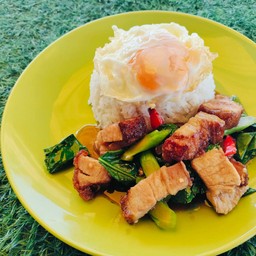 คะน้าหมูกรอบไข่ดาว