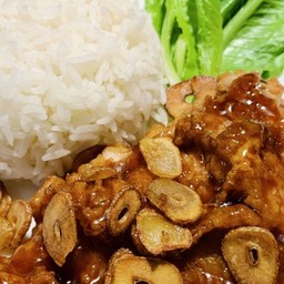 ข้าวหน้าไก่ทอดซอสกระเทียมกรอบโฮมเมดเครื่องล้น