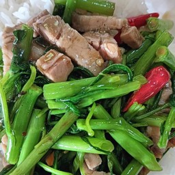 ข้าวผัดผักบุ้งหมูกรอบ