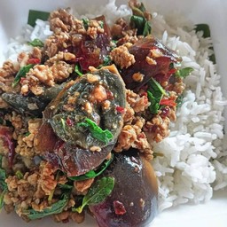 กระเพราไข่เยียวม้าราดเข้าว